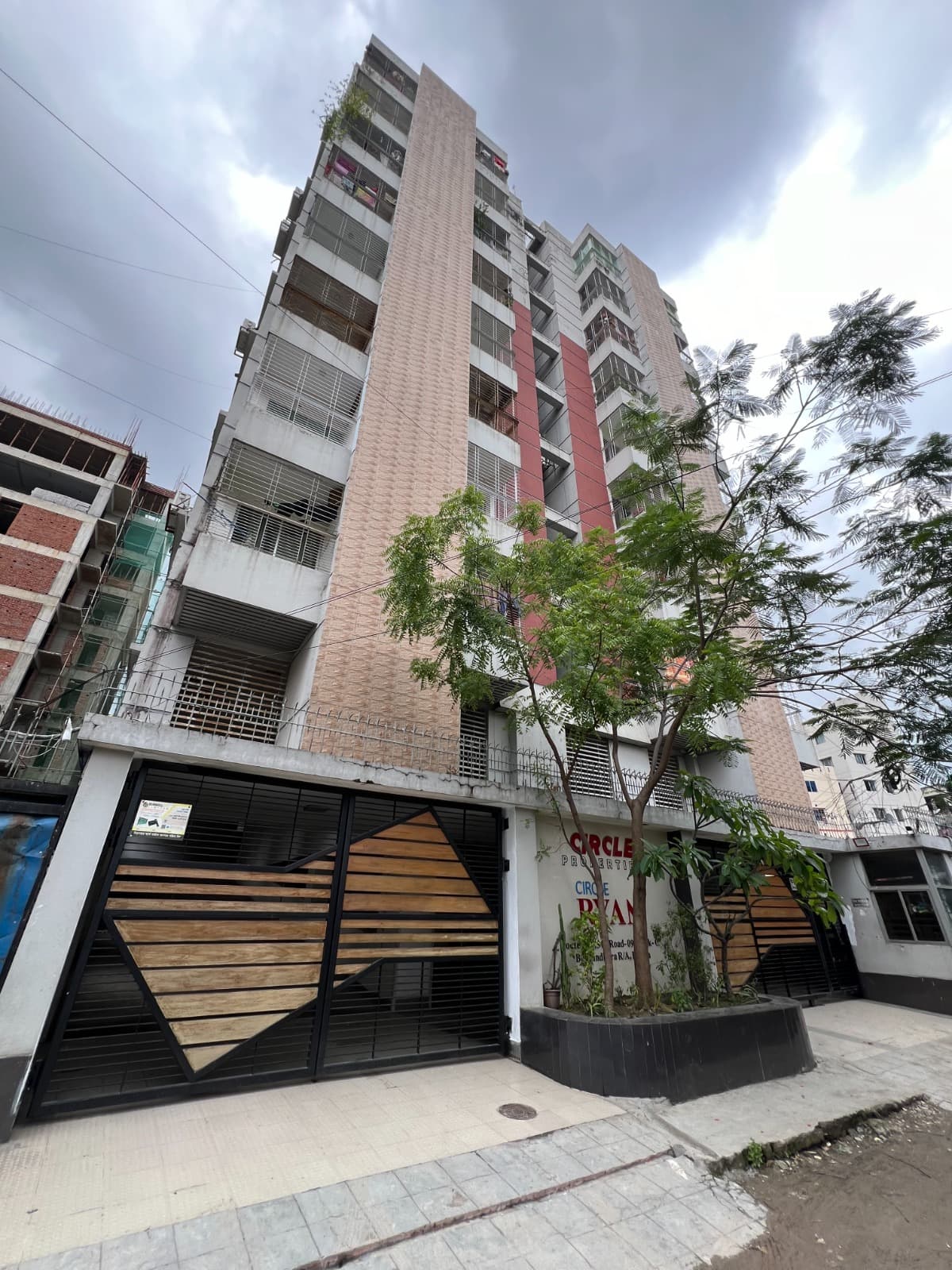 Ready 2,745 sqft 6 Bed Flat for Sale in Block C, Bashundhara R/A | Lift & Generator, Parking