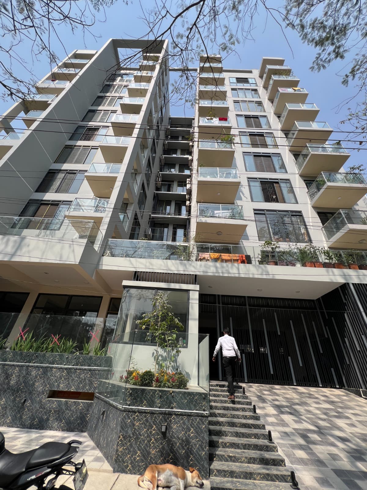 Ready 2,600 sqft 4 Bed Commercial Flat for Sale in Block K, Bashundhara R/A | Lift & Generator